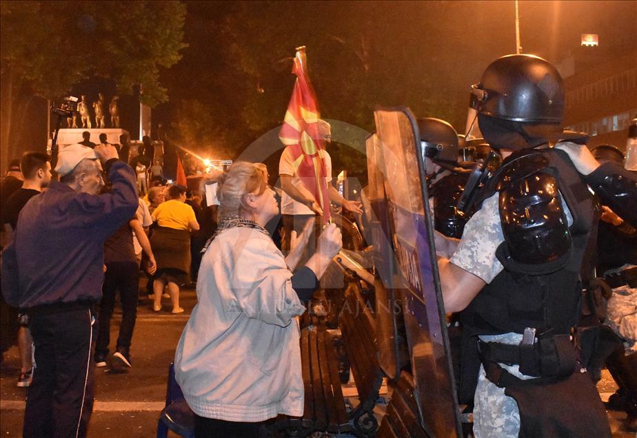Ескалираа протестите во Скопје: Солзавец и шок бомби пред Собрание