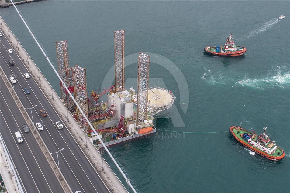 Massive oil platform crosses Bosphorus