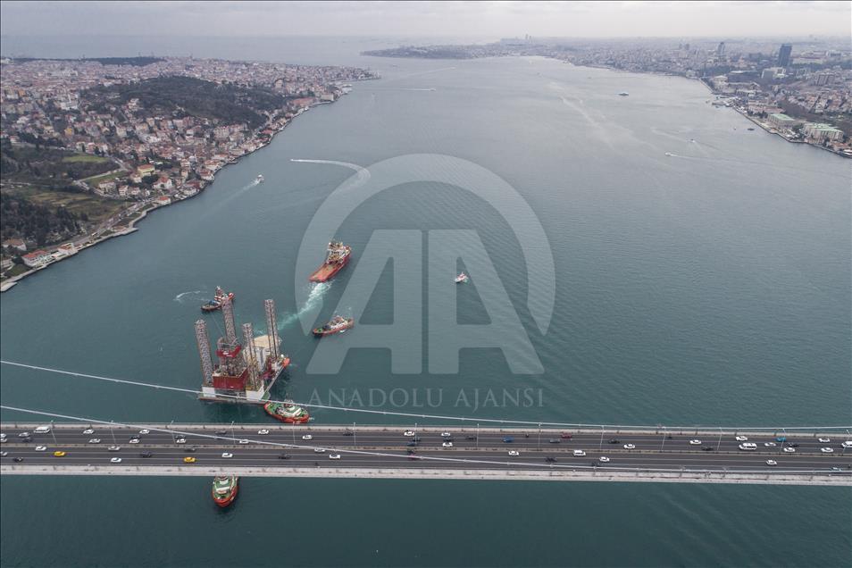 Massive oil platform crosses Bosphorus