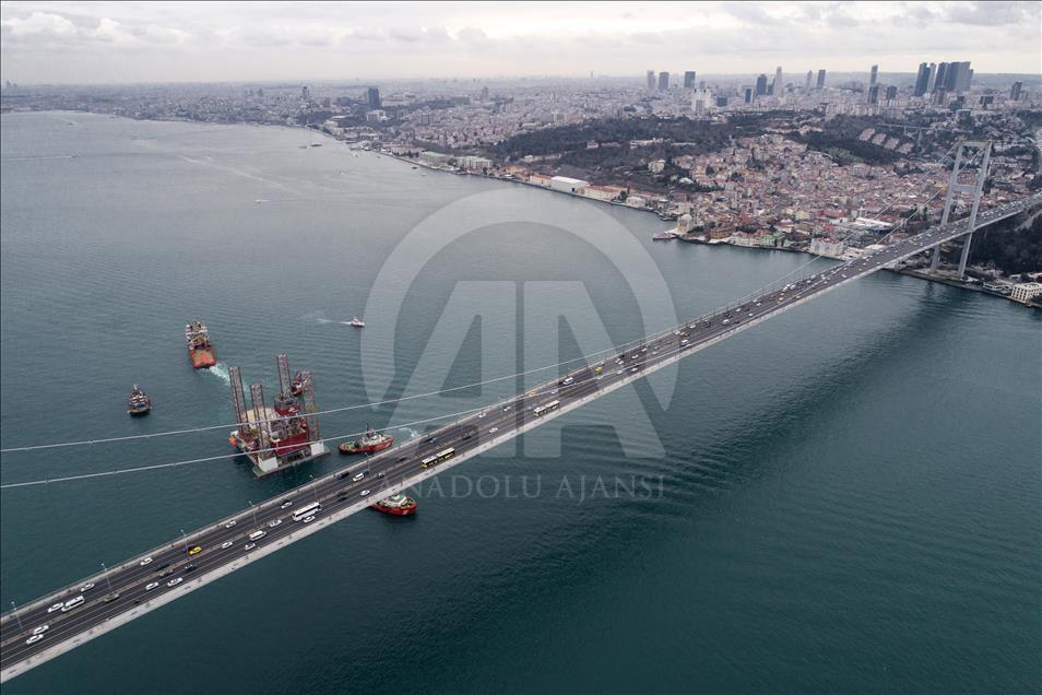 Massive oil platform crosses Bosphorus