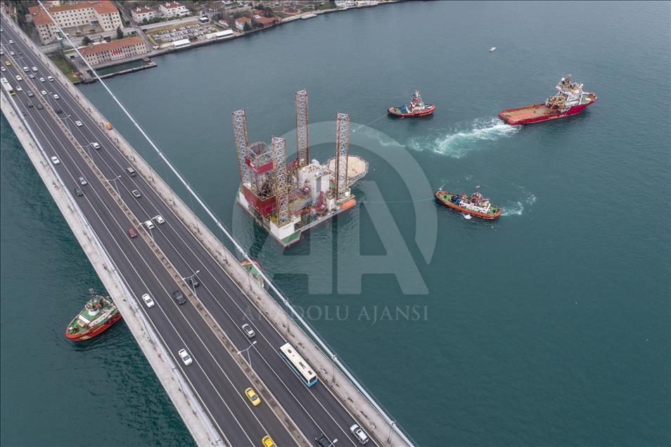 Massive oil platform crosses Bosphorus