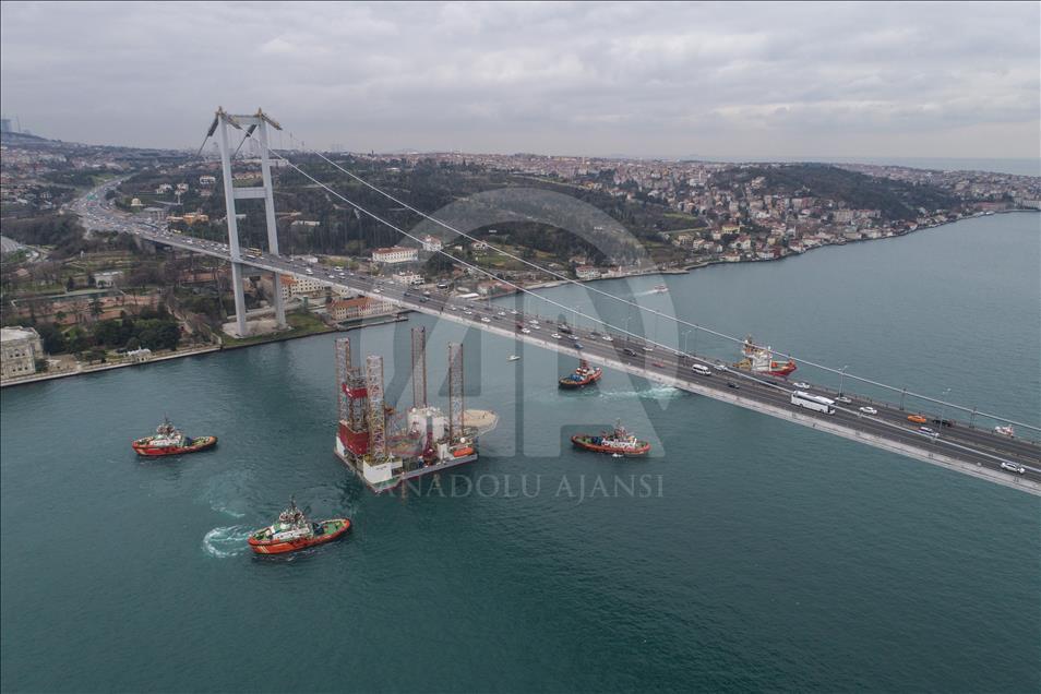 Massive oil platform crosses Bosphorus