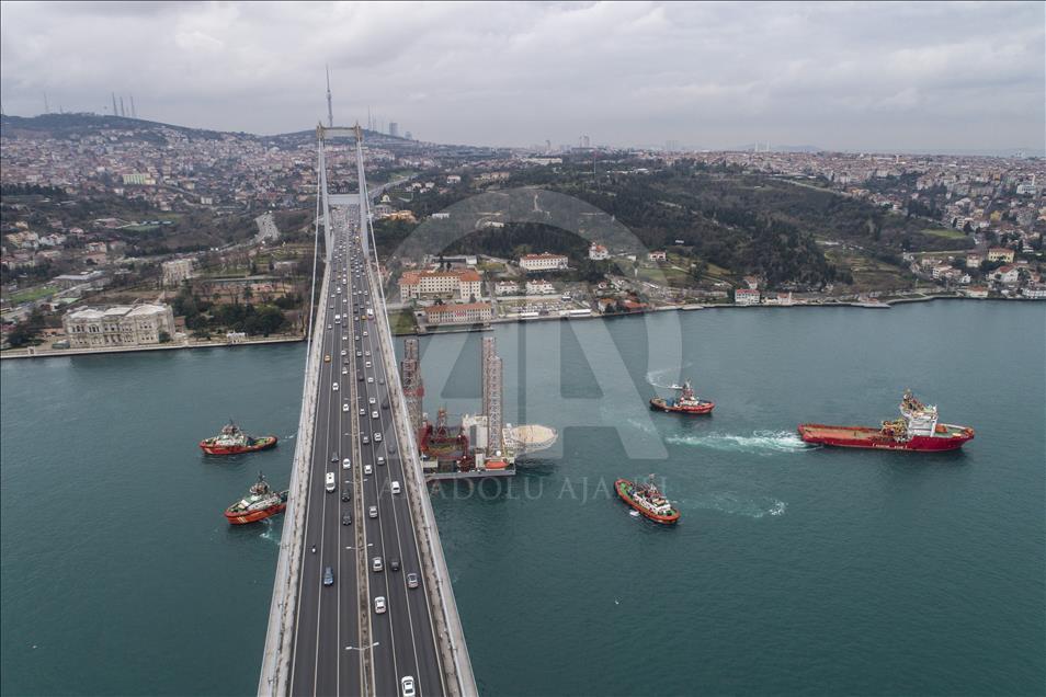 Massive oil platform crosses Bosphorus