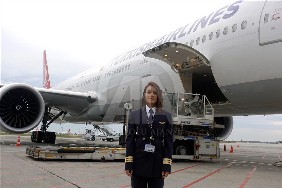 Una piloto colombiana en la Turkish Airlines