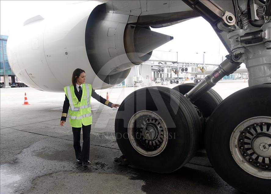 Una piloto colombiana en la Turkish Airlines