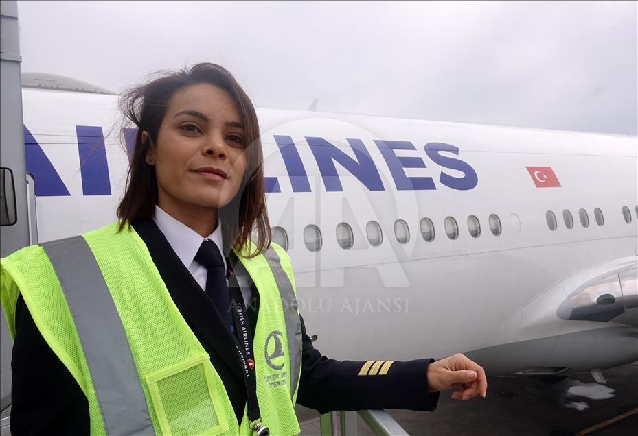 Una piloto colombiana en la Turkish Airlines