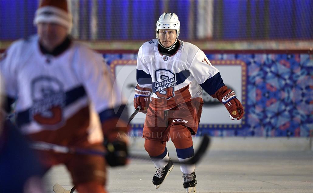 El presidente ruso, Vladimir Putin, participa en un partido amistoso de hockey sobre hielo en la Plaza Roja de Moscú, Rusia.
