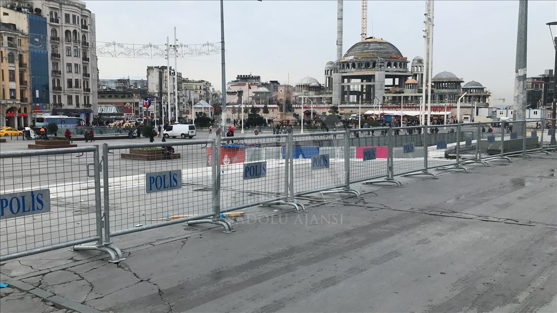 Taksim'de yılbaşı önlemleri alınmaya başlandı