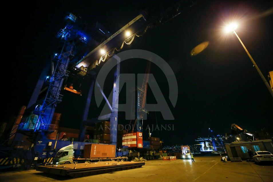 İzmir Limanı'ndan yılın son ihracatı Orta Doğu'ya
