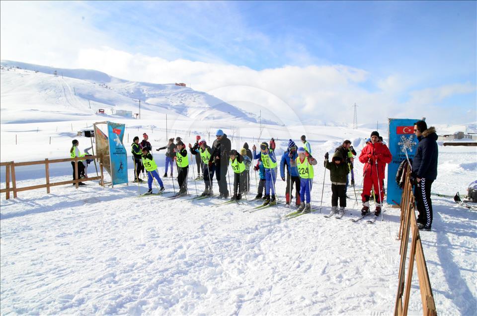 Dondurucu soğukta kayak yarışması