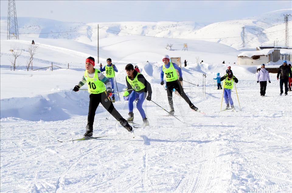 Dondurucu soğukta kayak yarışması