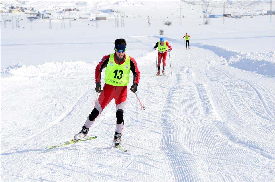 Dondurucu soğukta kayak yarışması