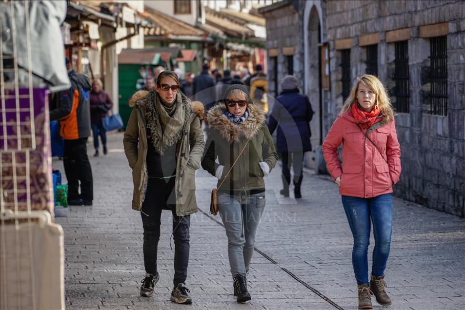 Praznična atmosfera u Sarajevu: Posjetioci uživaju u jutarnjoj šetnji i obilasku grada