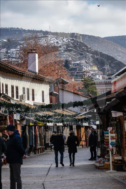 Praznična atmosfera u Sarajevu: Posjetioci uživaju u jutarnjoj šetnji i obilasku grada