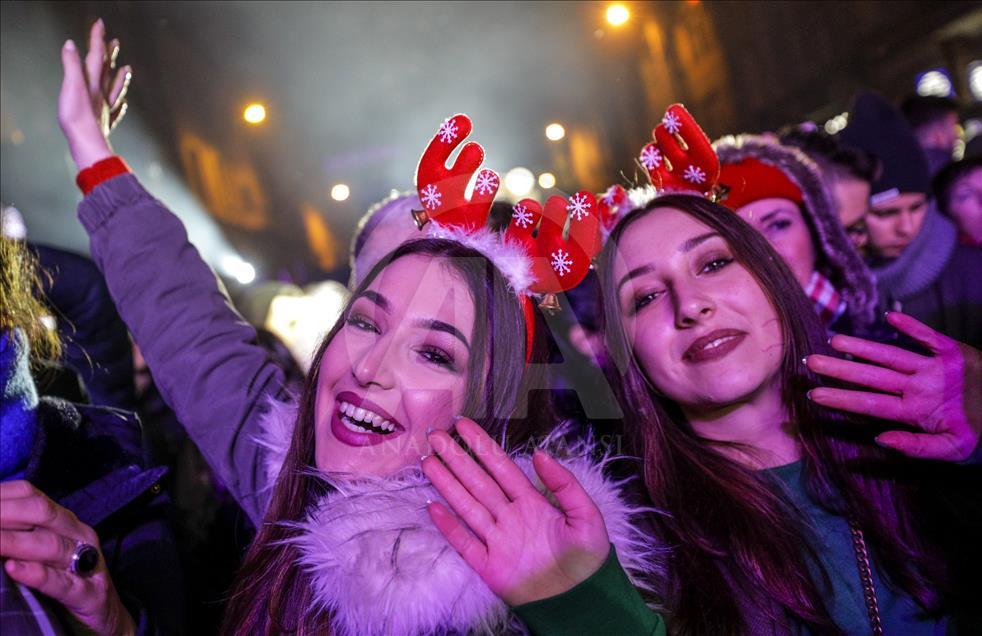 Sarajlije i brojni turisti uz Harijeve pjesme i vatromet ušli u 2019. godinu