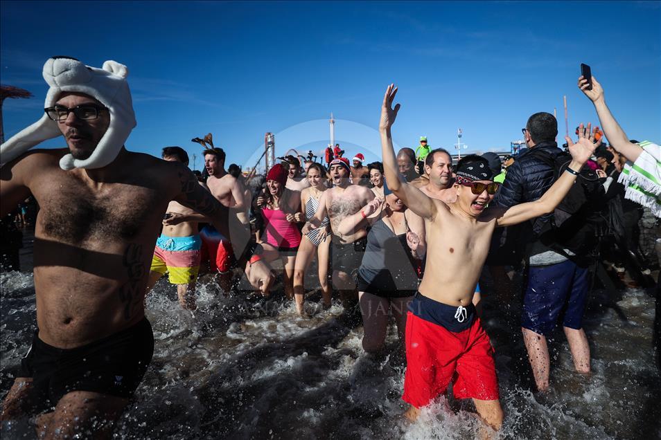 Tradita në New York, në ditën e parë të vitit të ri hidhen në oqean
