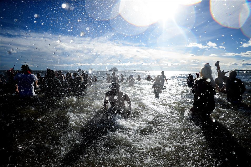 New Yorkers perform polar bear plunge at Coney Island Anadolu Ajansı