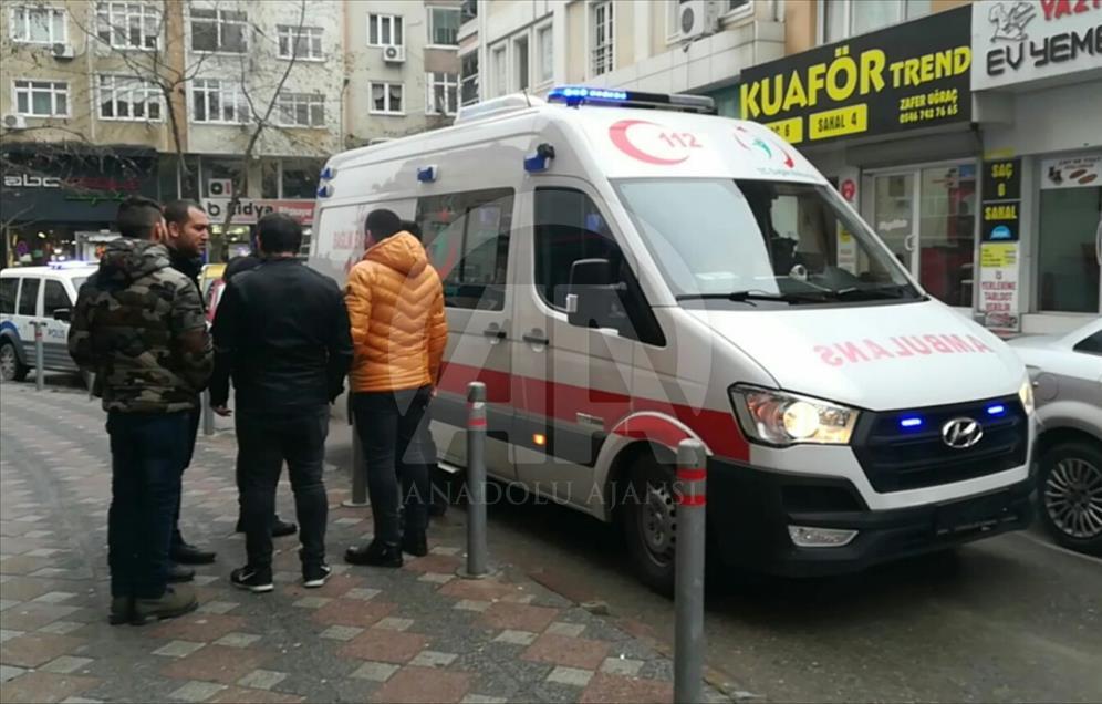 Kavga eden öğrencileri ayırmak isteyen esnaf bıçaklandı