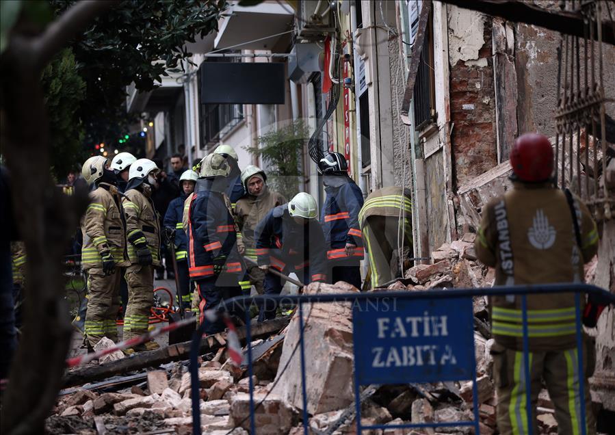 Fatih'te dün gece yanan bina çöktü