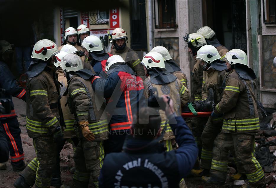 Fatih'te dün gece yanan bina çöktü
