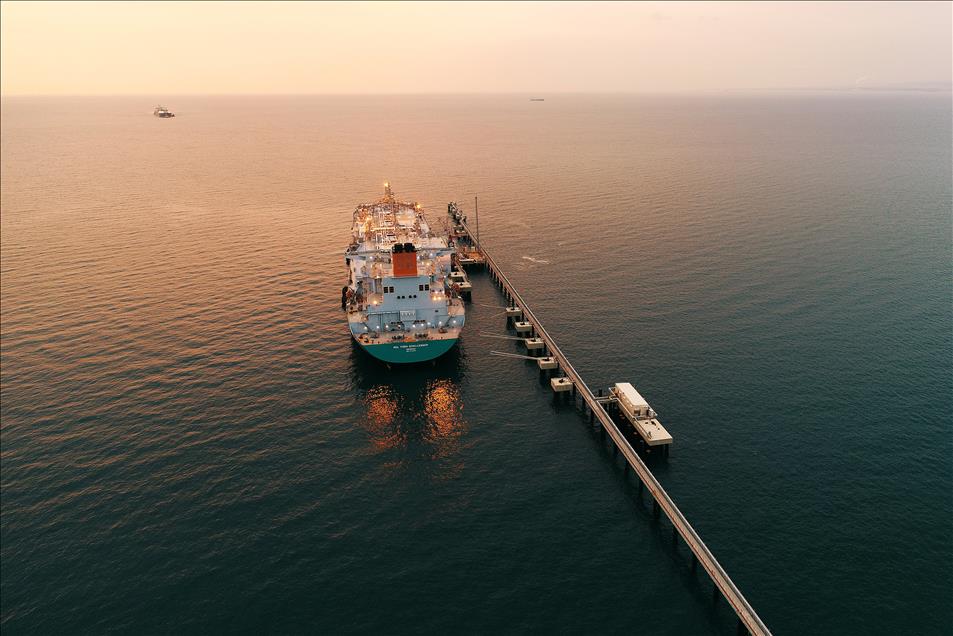 "İki dev gemi" arasında LNG transferi