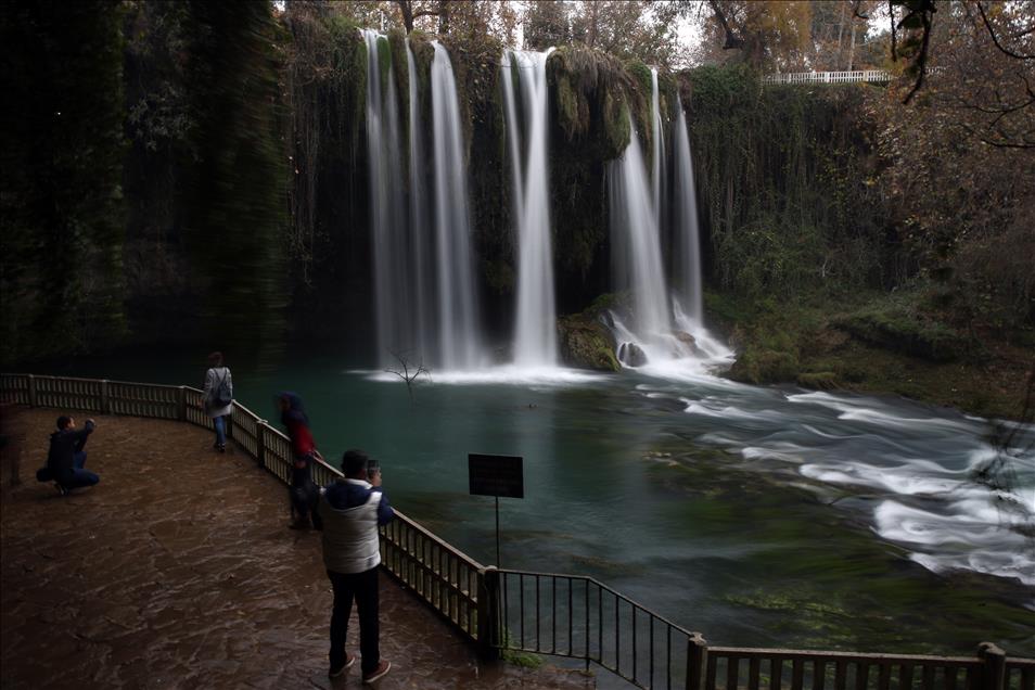 Düden Şelalesi kışın da turistlerin gözdesi