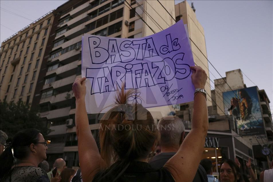 Arjantin'de halk zamları protesto için sokağa döküldü