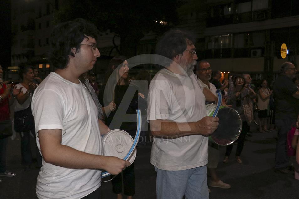 Arjantin'de halk zamları protesto için sokağa döküldü