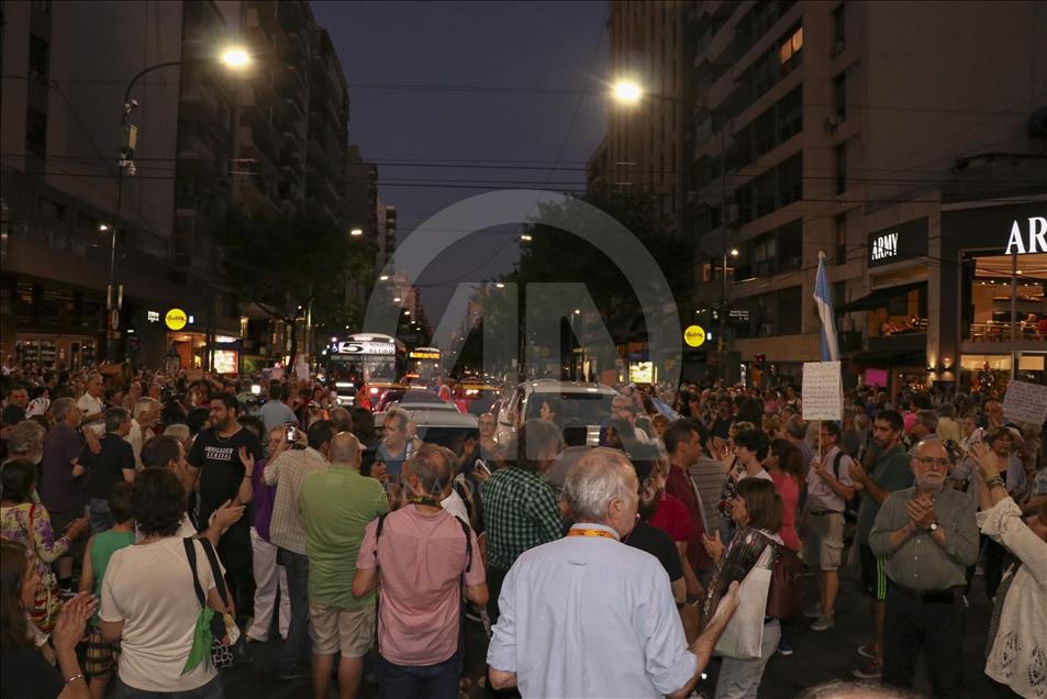 Arjantin'de halk zamları protesto için sokağa döküldü