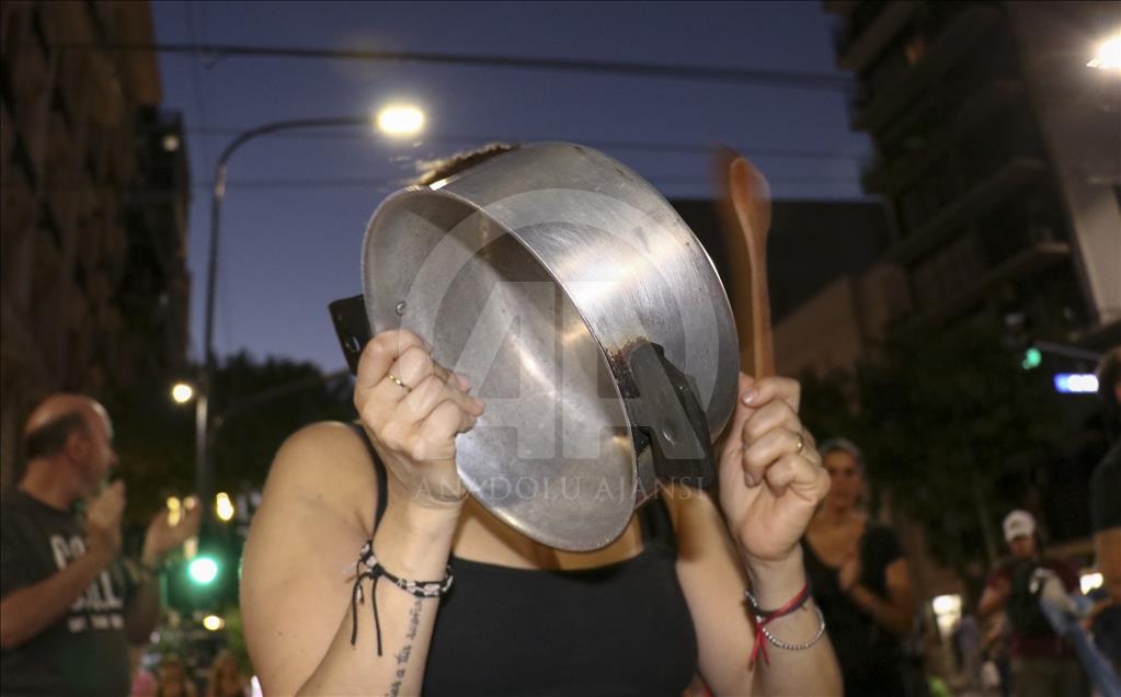 Arjantin'de halk zamları protesto için sokağa döküldü
