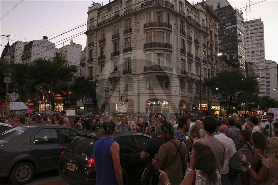 Arjantin'de halk zamları protesto için sokağa döküldü