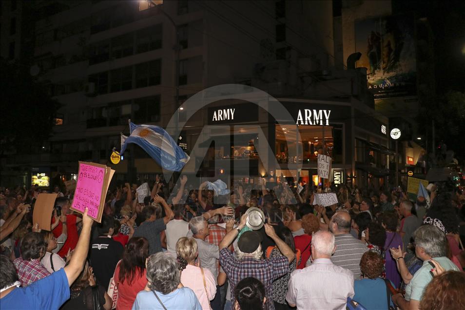 Arjantin'de halk zamları protesto için sokağa döküldü