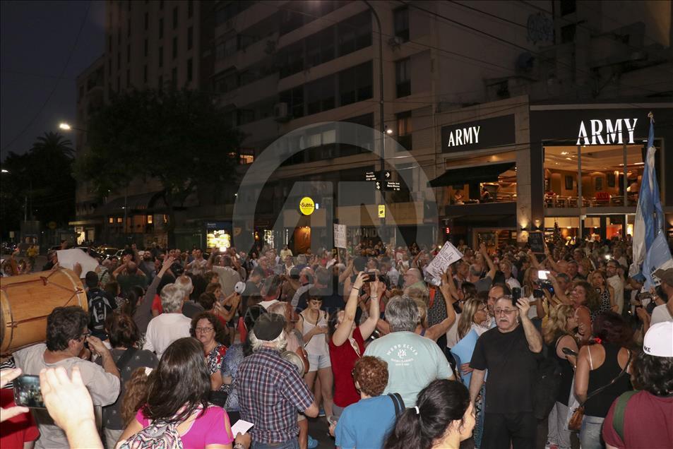 Arjantin'de halk zamları protesto için sokağa döküldü