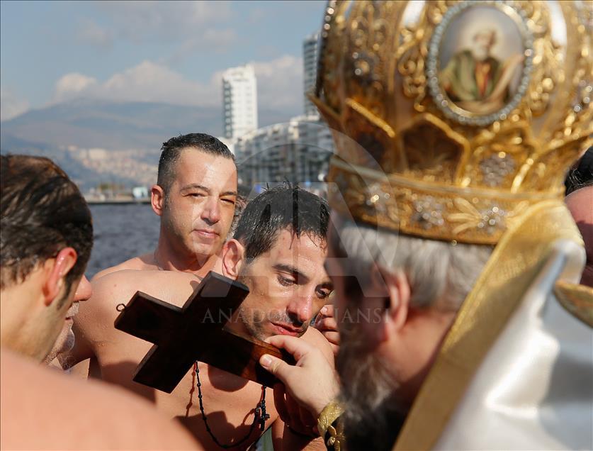 İzmir'de "haç çıkarma" töreni