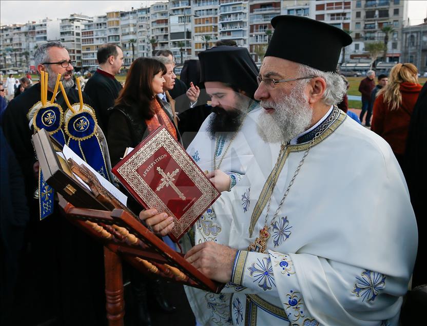 İzmir'de "haç çıkarma" töreni