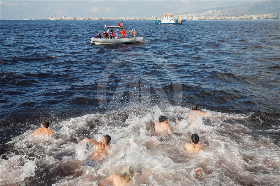 İzmir'de "haç çıkarma" töreni