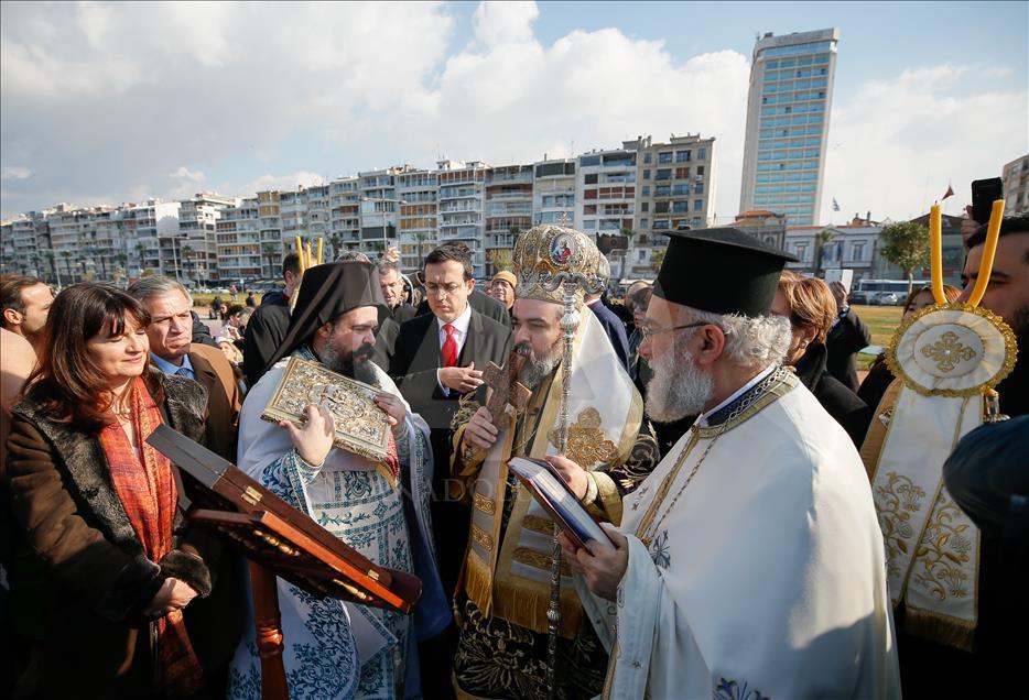 İzmir'de "haç çıkarma" töreni