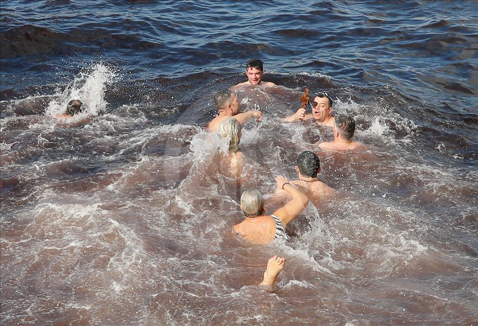 İzmir'de "haç çıkarma" töreni