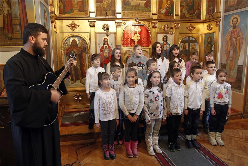 Neobični sveštenik s juga Srbije: U svešteničkoj mantiji vernicima svira gitaru