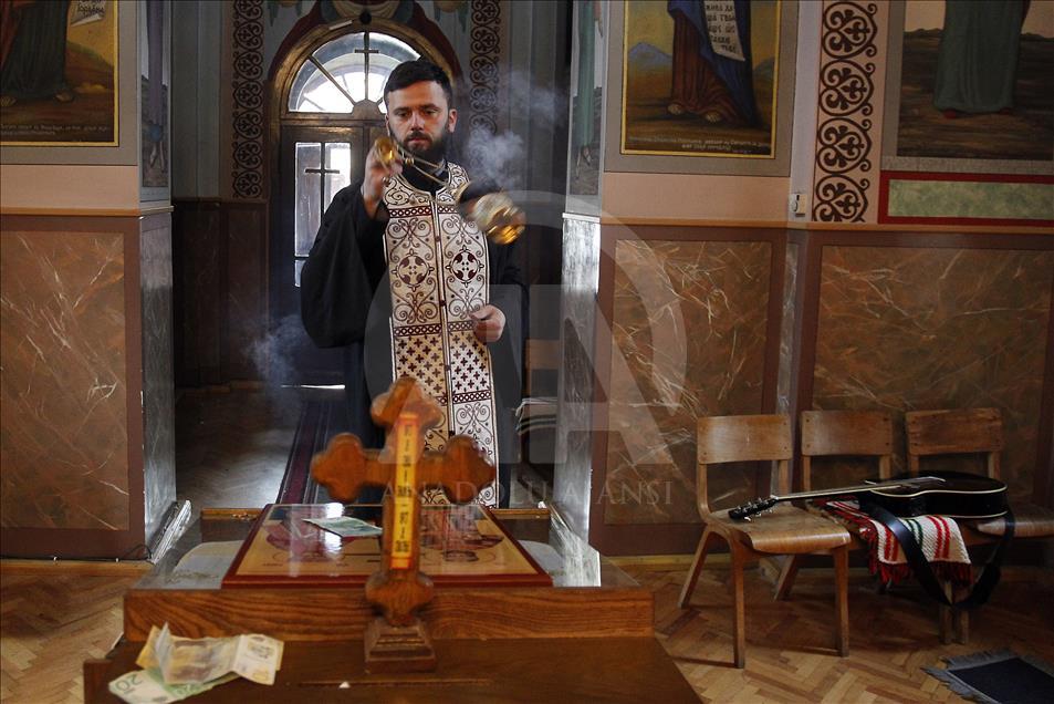 Neobični sveštenik s juga Srbije: U svešteničkoj mantiji vernicima svira gitaru