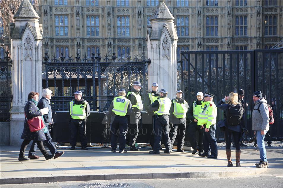 Policía aumenta su presencia fuera del Parlamento británico