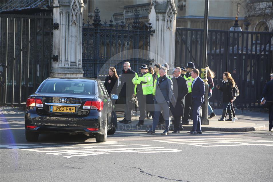 Policía aumenta su presencia fuera del Parlamento británico