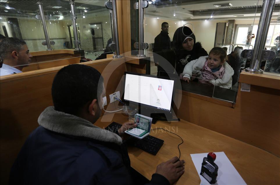 Egypt opens Gaza border crossing 