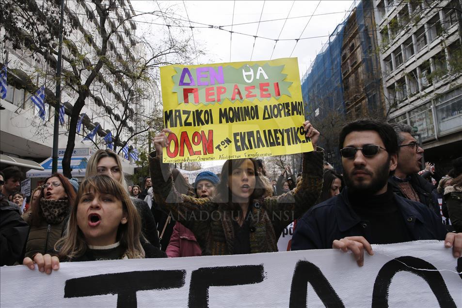 Yunanistan'da öğretmenlerden olaylı gösteri