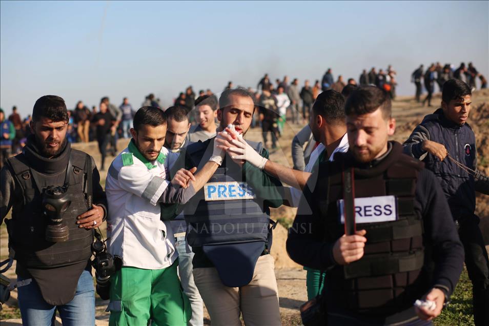 الجيش الإسرائيلي يقتل فلسطينية ويجرح 25 متظاهرا ويقصف موقعين شرقي غزة