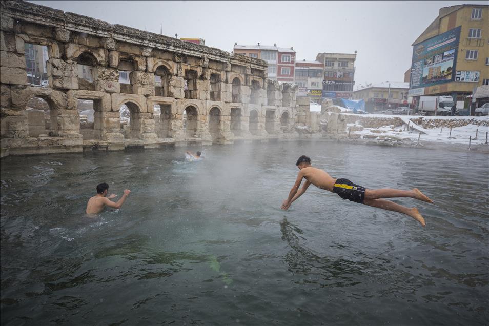 İki bin yıllık havuzda kar altında yüzme keyfi