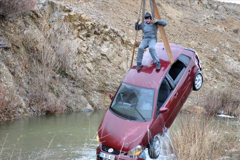 Kazazede, suya düşen aracın sürücüsünü kurtardı