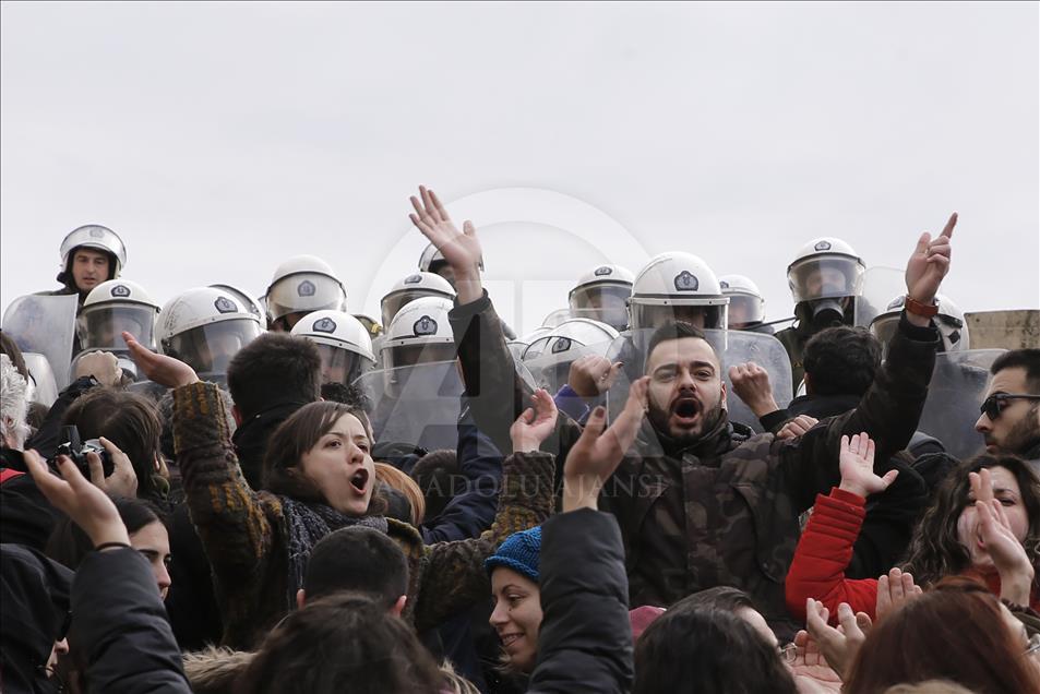 Yunanistan'da öğretmenlerden olaylı gösteri