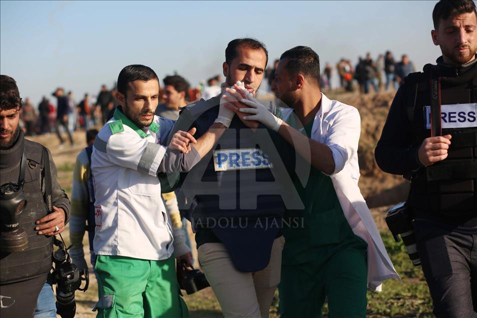 الجيش الإسرائيلي يقتل فلسطينية ويجرح 25 متظاهرا ويقصف موقعين شرقي غزة