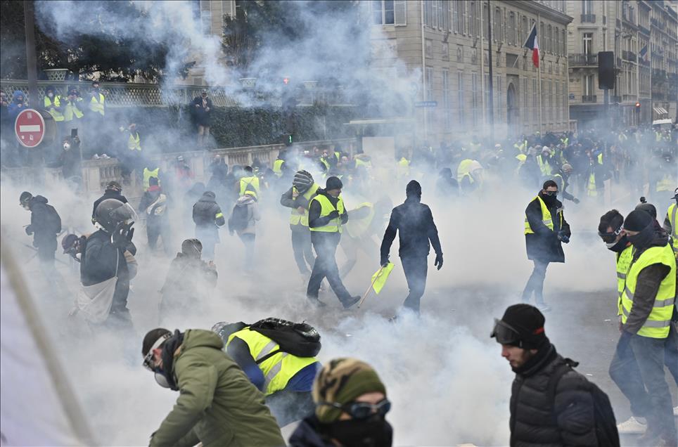 Paris'te 'Sarı Yelekliler'in gösterisi